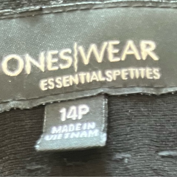 Jones wear , jacket  14 P, length 22,1/2” sleeves 22”. Pants 10 P, inseam 29” - Picture 7 of 9